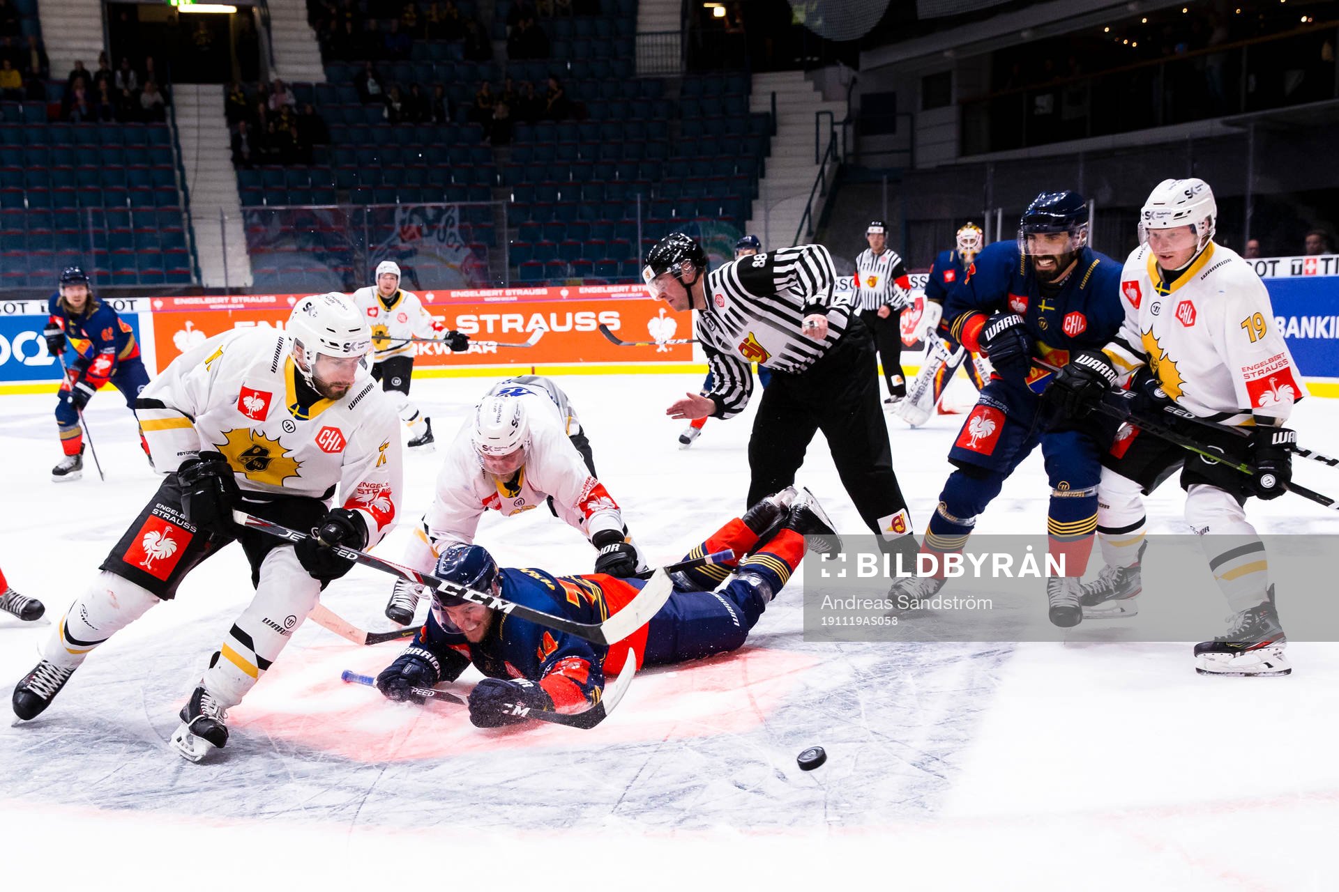 Tom Pyatt of Skellefteå steals the puck in front of Tom