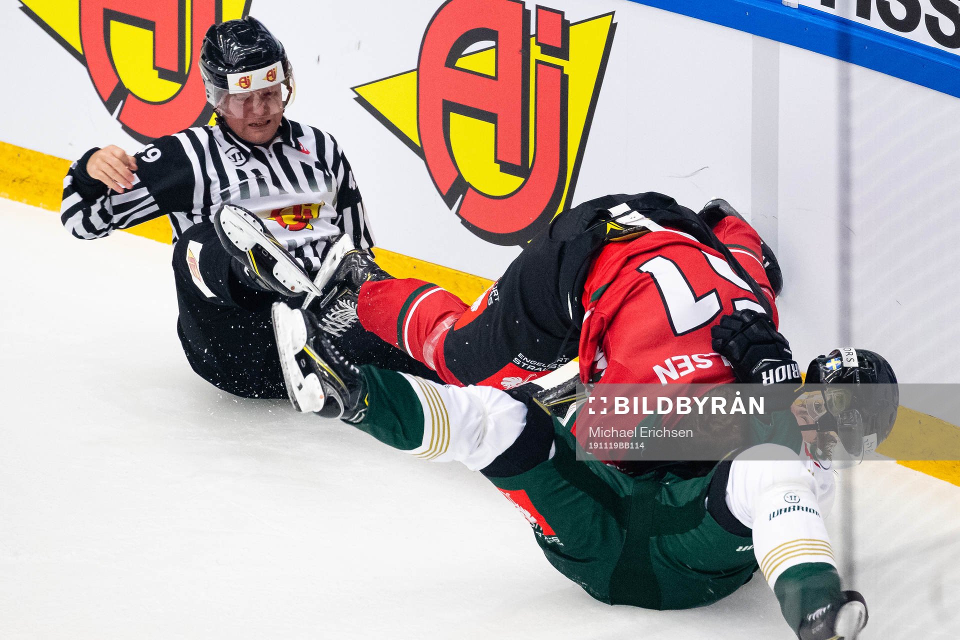 Mats Rosseli Olsen of Frölunda and Sebastian Erixon of