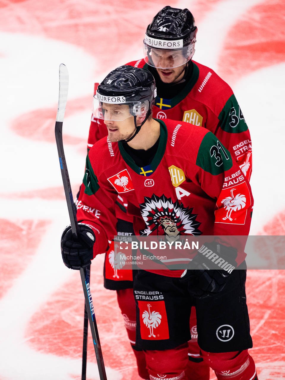 Nicklas Lasu of Frölunda celebrates scoring 6-2 with team