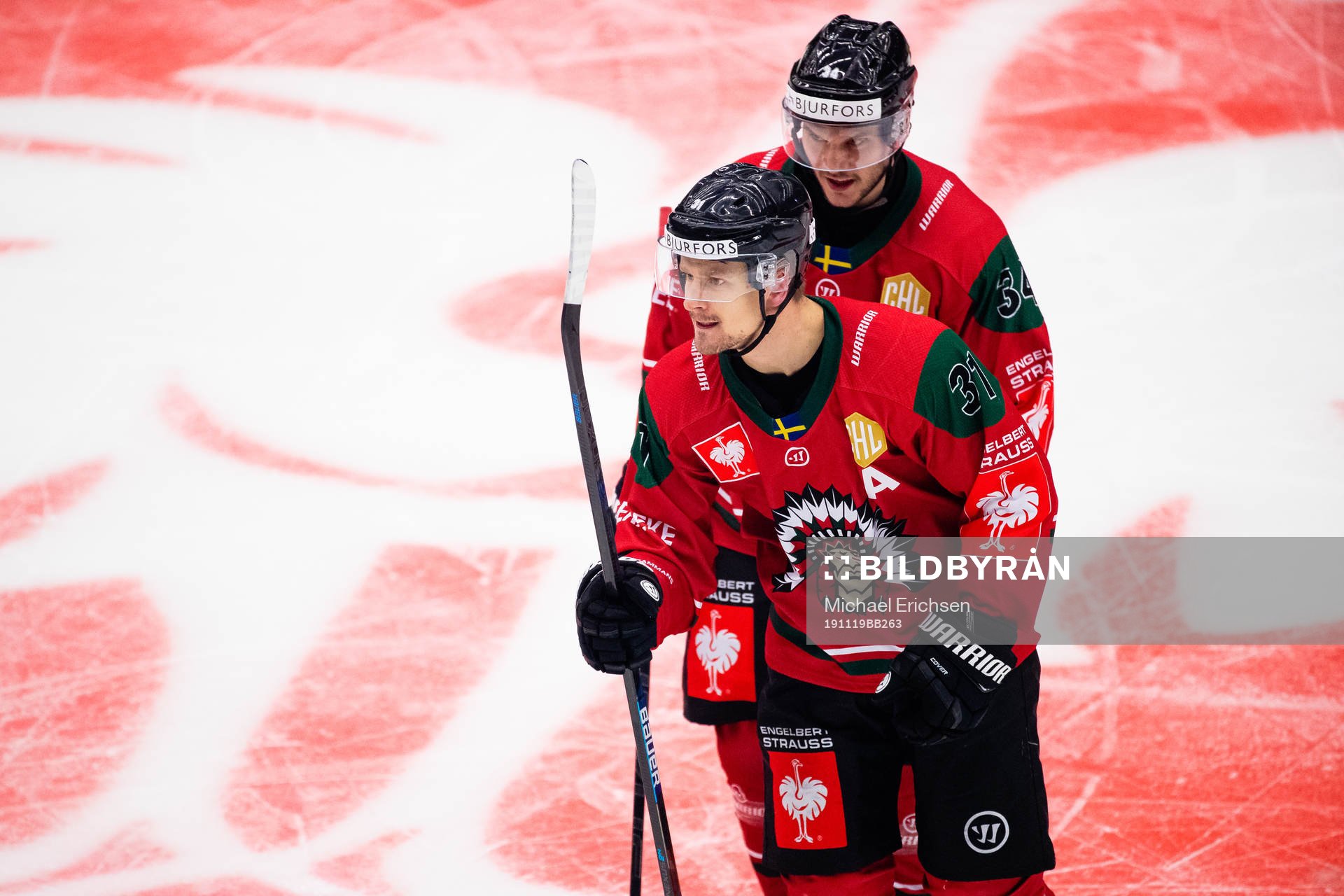 Nicklas Lasu of Frölunda celebrates scoring 6-2 with team