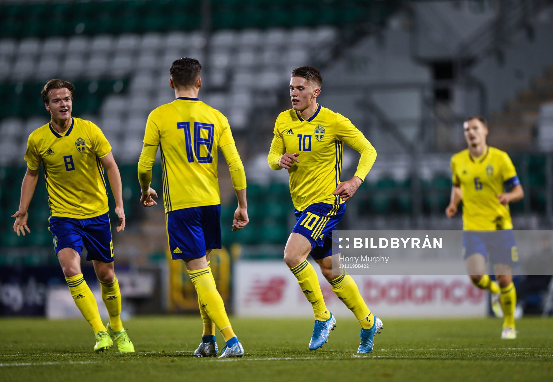 Fotboll U21 EM-kval, Irland - Sverige: 19 November 2019; Viktor Gyokeres of Sweden celebrates after scoring his side's first goal with team-mates during the UEFA European U21 Championship Qualifier match between Republic of Ireland and Sweden at Tallaght Stadium in Tallaght, Dublin.