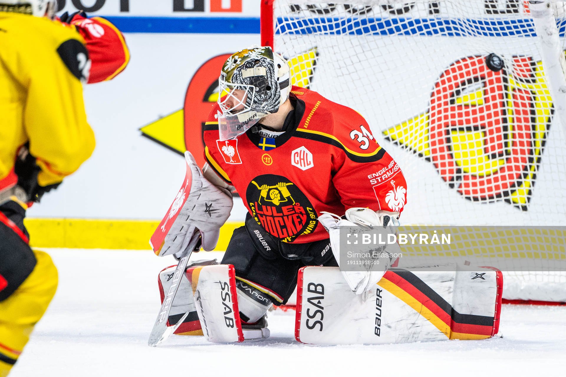 Andrew Ebbett of SC Bern, not pictured, scores the 0-1 goal