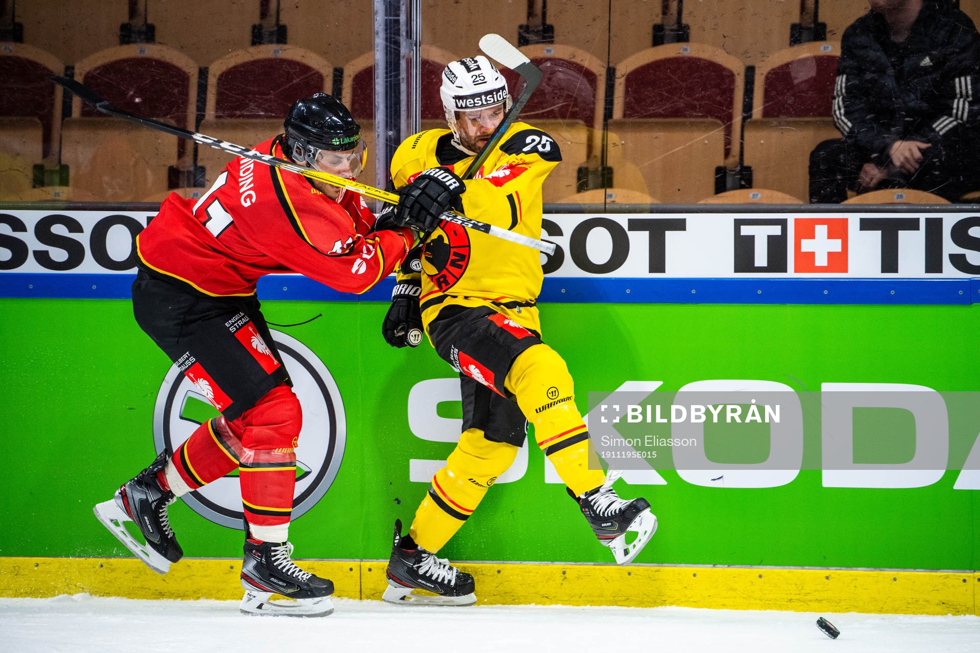 Daniel Widing of Luleå and Andrew Ebbett of SC Bern