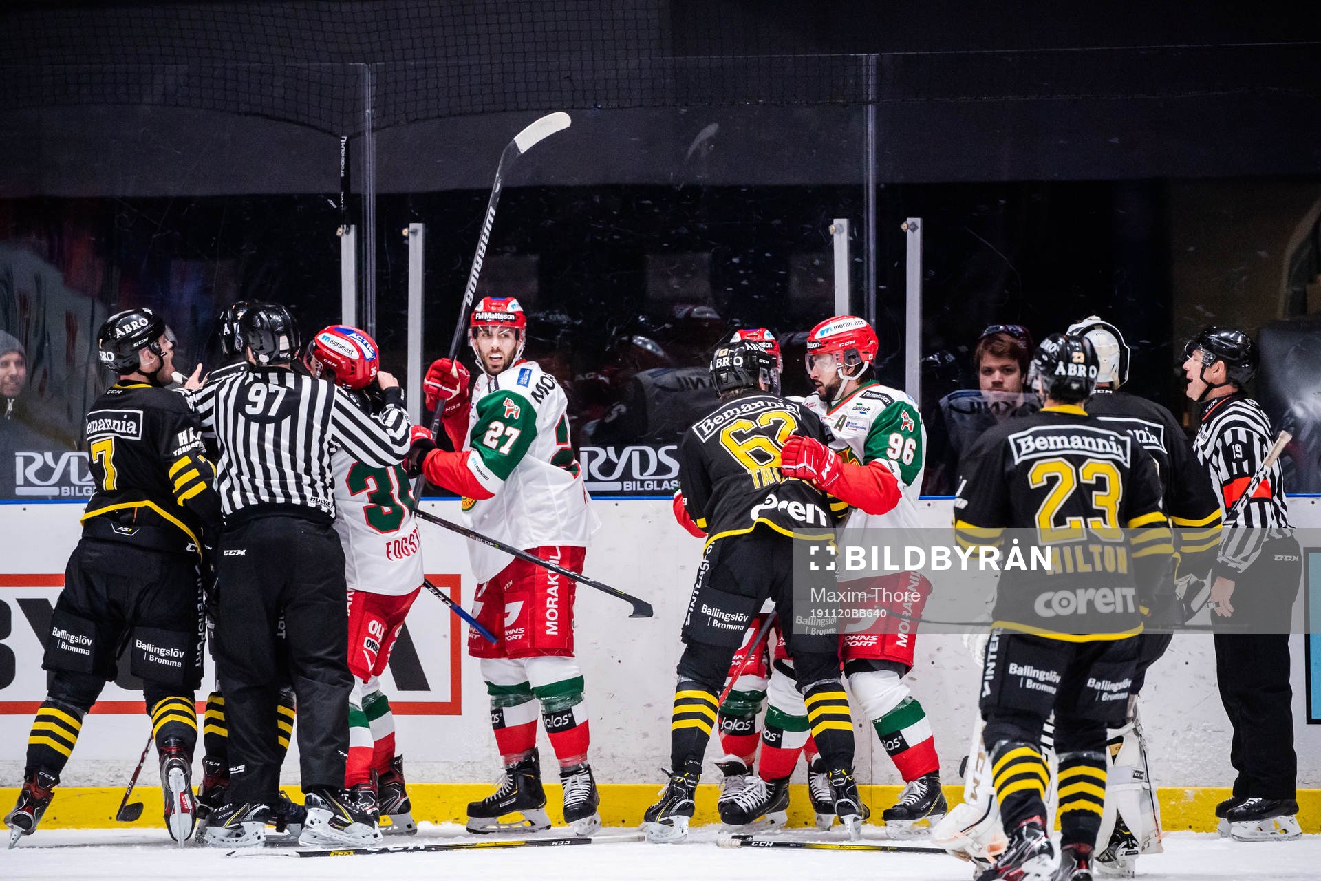 Ett bråk mellan spelarna uppstår