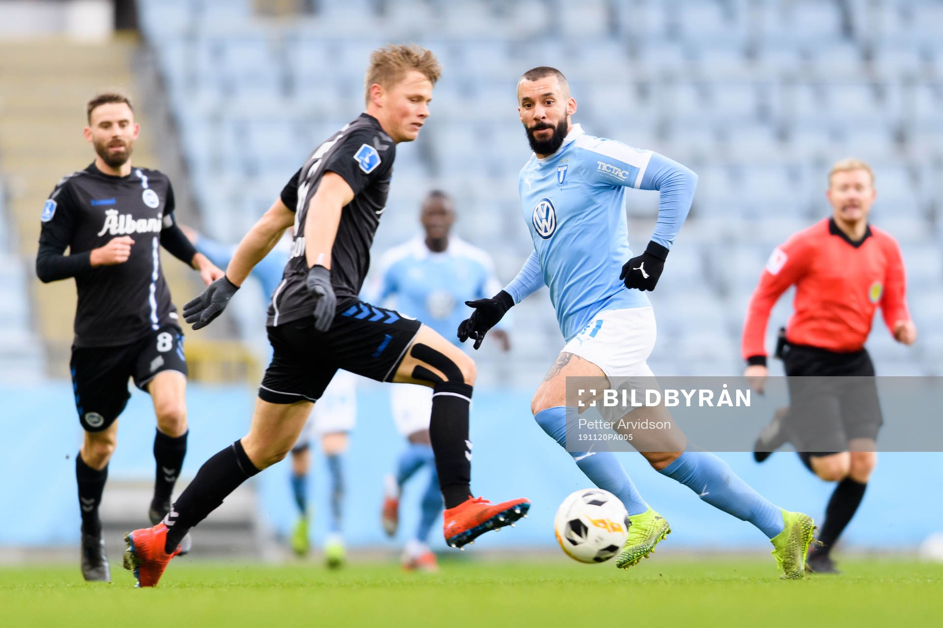 Odenses Jeppe Theis Tverskov och Malmö FFs Guillermo Molins under en träningsmatch i fotboll mellan Malmö FF och Odense den 20 november 2019 i Malmö.