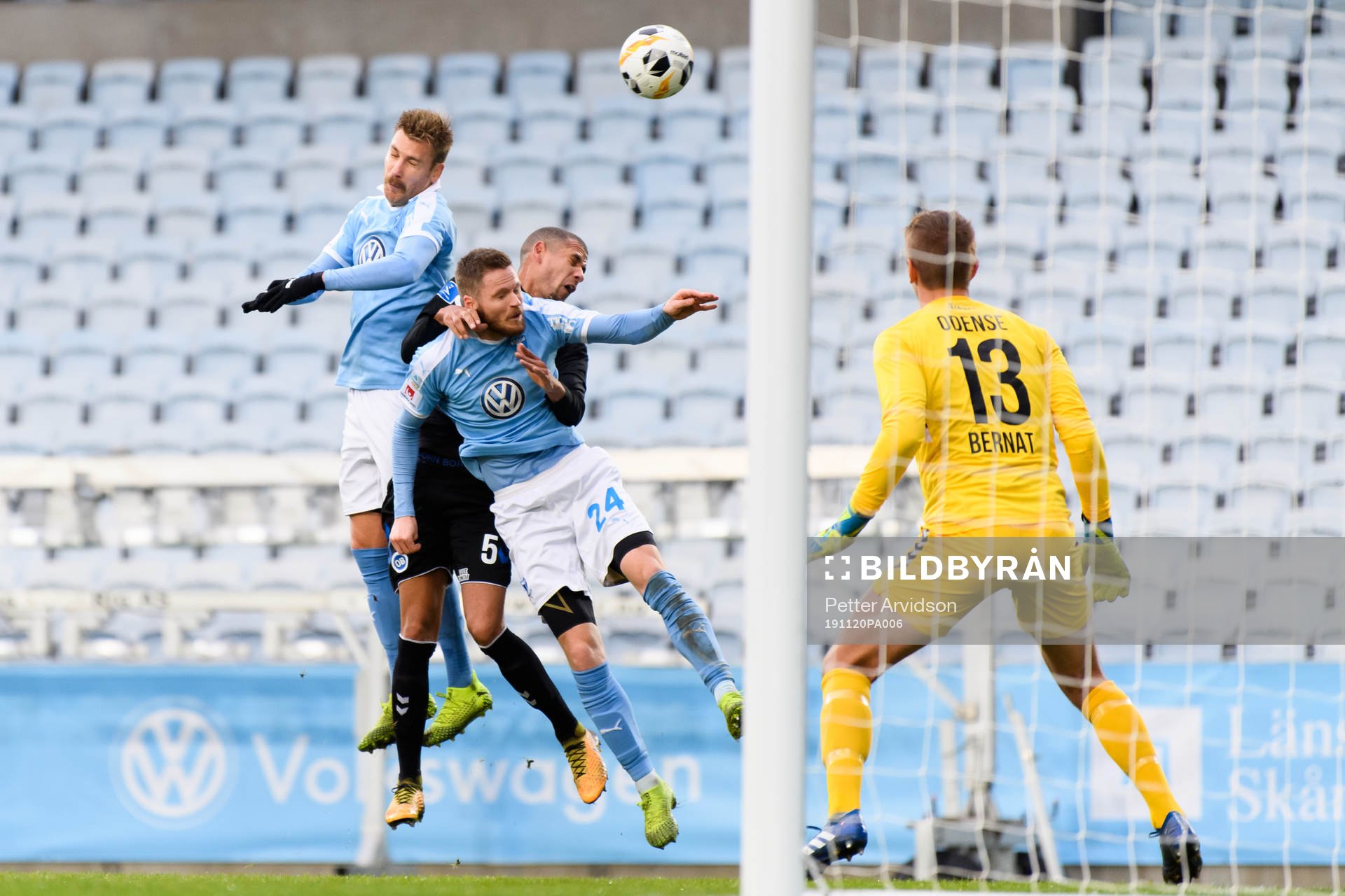 Malmö FFs Rasmus Bengtsson och Lasse Nielsen i nickduell