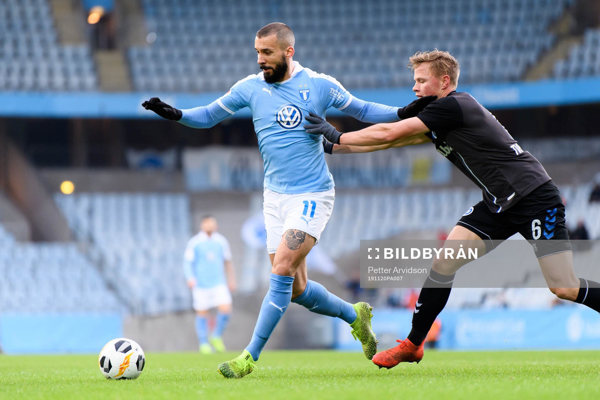 Malmö FFs Guillermo Molins och Odenses Jeppe Theis Tverskov under en träningsmatch i fotboll mellan Malmö FF och Odense den 20 november 2019 i Malmö.