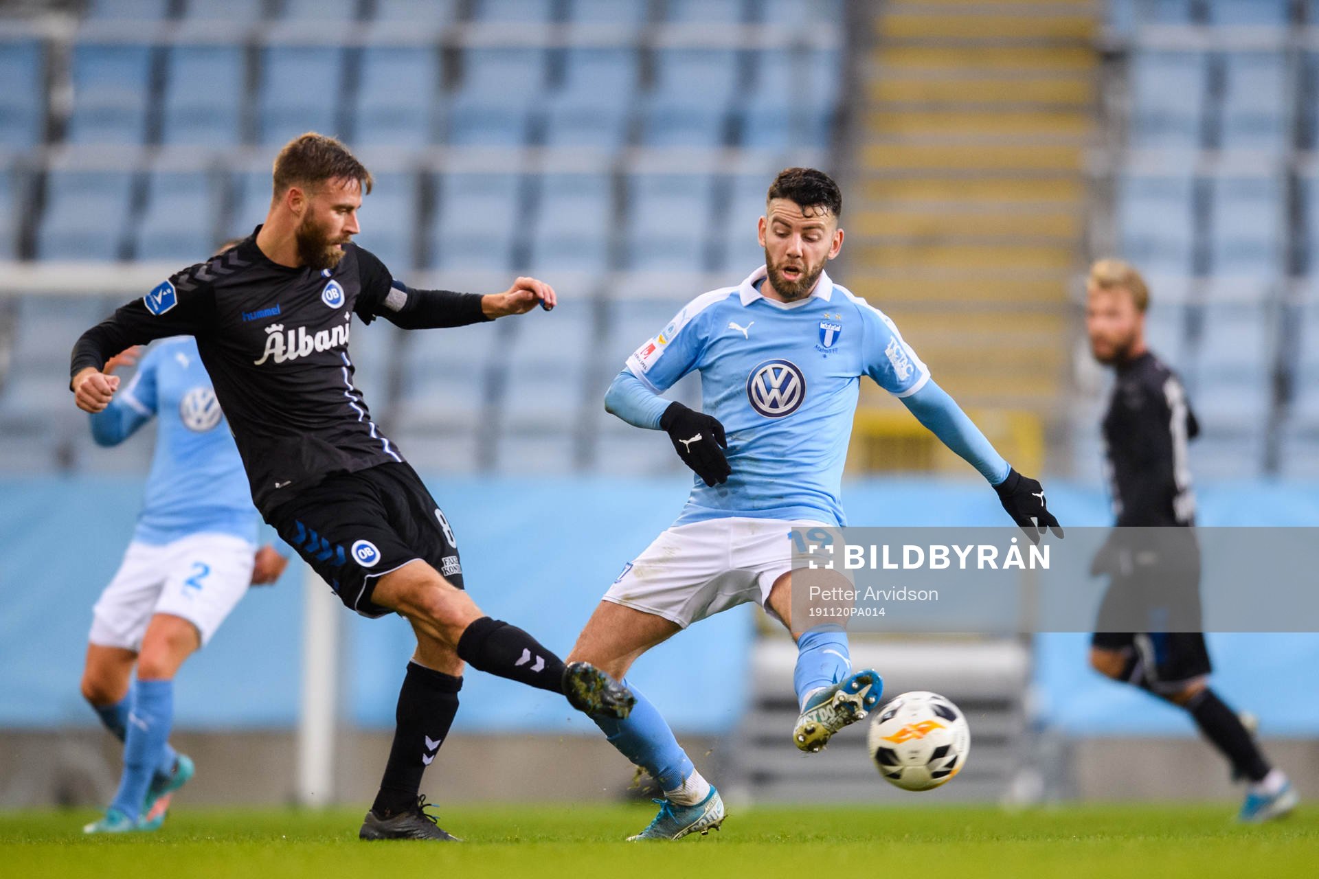 Odenses Janus Mats Drachmann och Malmö FFs Erdal Rakip under en träningsmatch i fotboll mellan Malmö FF och Odense den 20 november 2019 i Malmö.