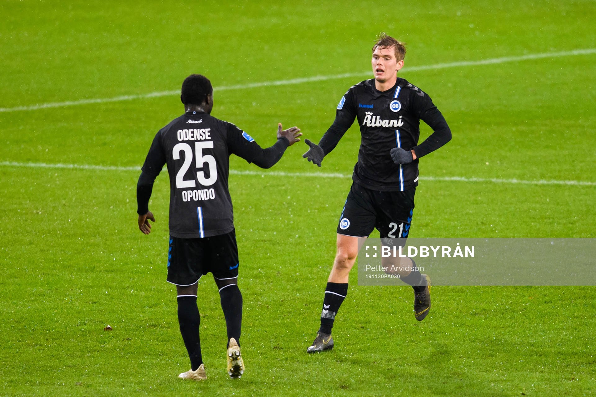 Odenses Mathias Peter Greve Petersen jublar med Moses Opondo