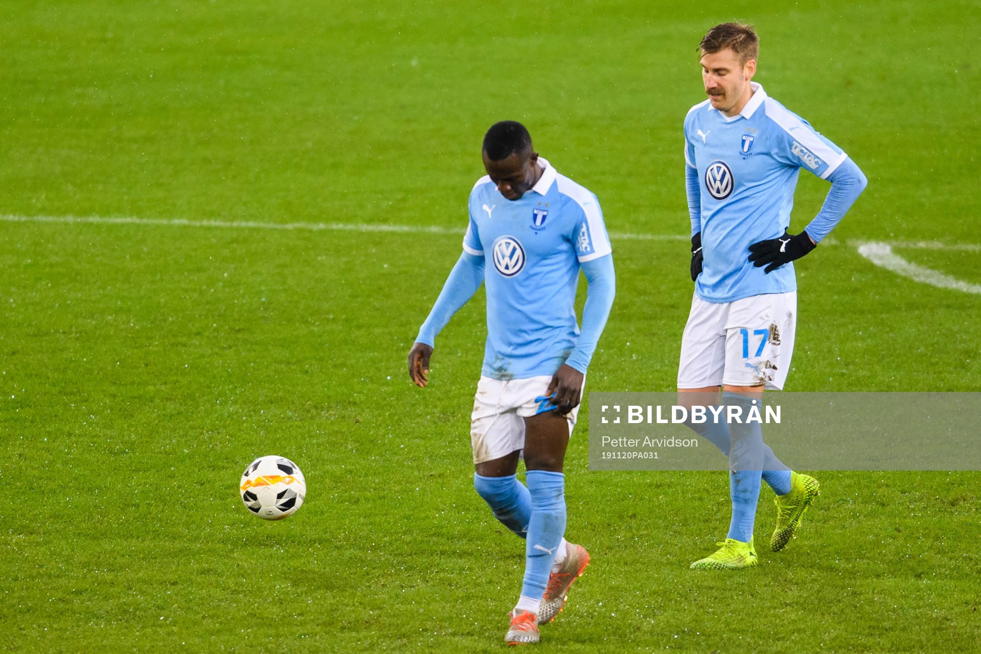 Malmö FFs Bonke Innocent och Rasmus Bengtsson deppar