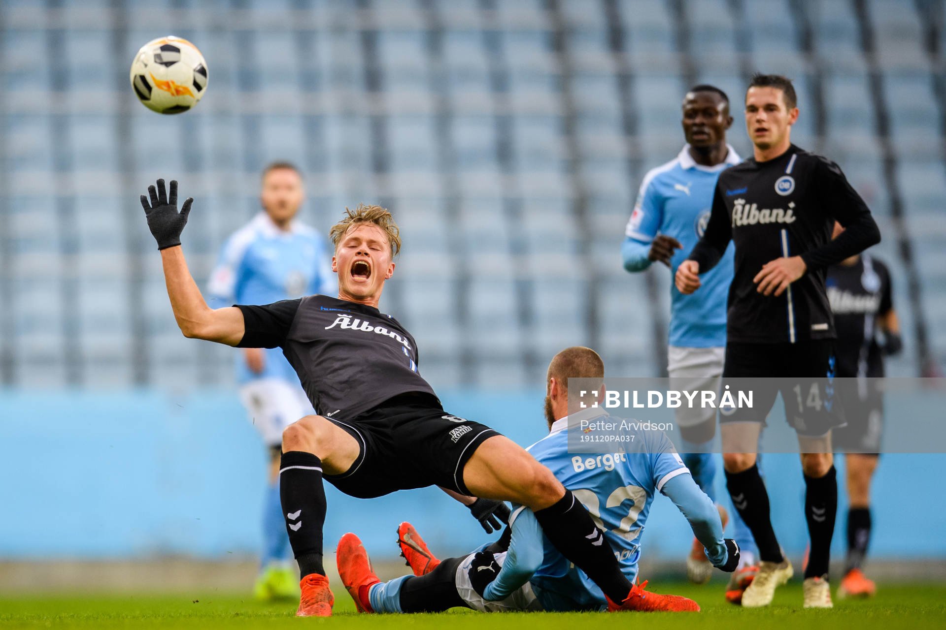 Odenses Jeppe Theis Tverskov i kamp med Malmö FFs Jo Inge Berget under en träningsmatch i fotboll mellan Malmö FF och Odense den 20 november 2019 i Malmö.
