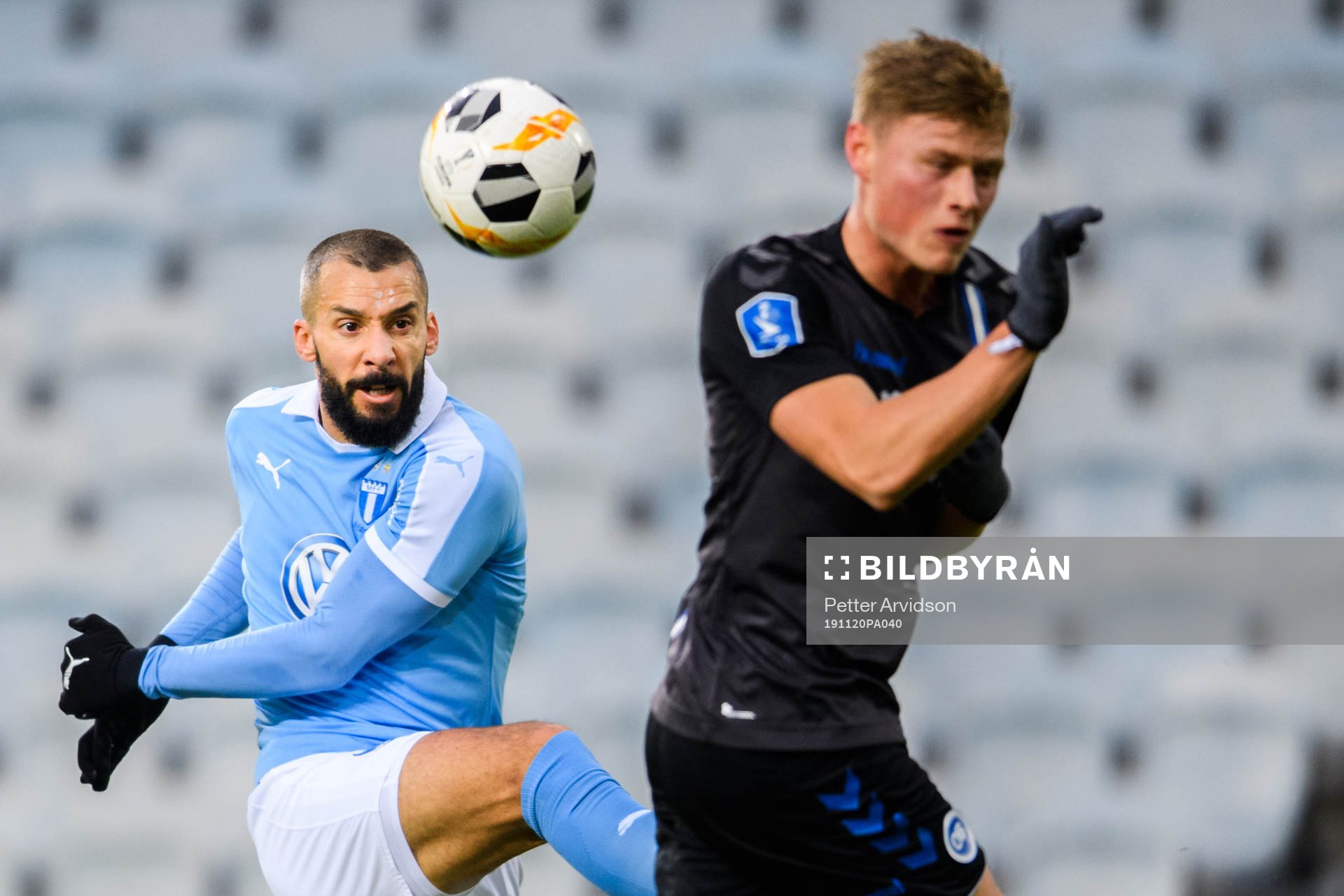Malmö FFs Guillermo Molins och Odenses Jeppe Theis Tverskov under en träningsmatch i fotboll mellan Malmö FF och Odense den 20 november 2019 i Malmö.