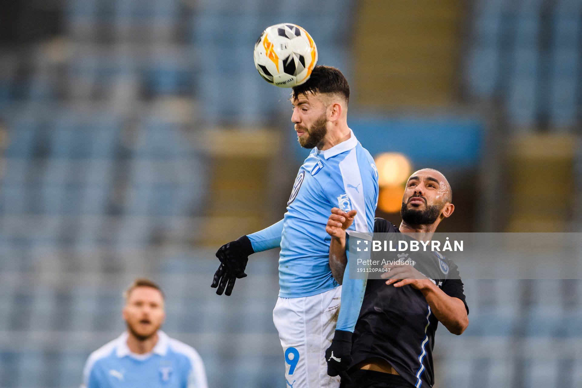Malmö FFs Erdal Rakip och Odenses Issam Jebali under en träningsmatch i fotboll mellan Malmö FF och Odense den 20 november 2019 i Malmö.