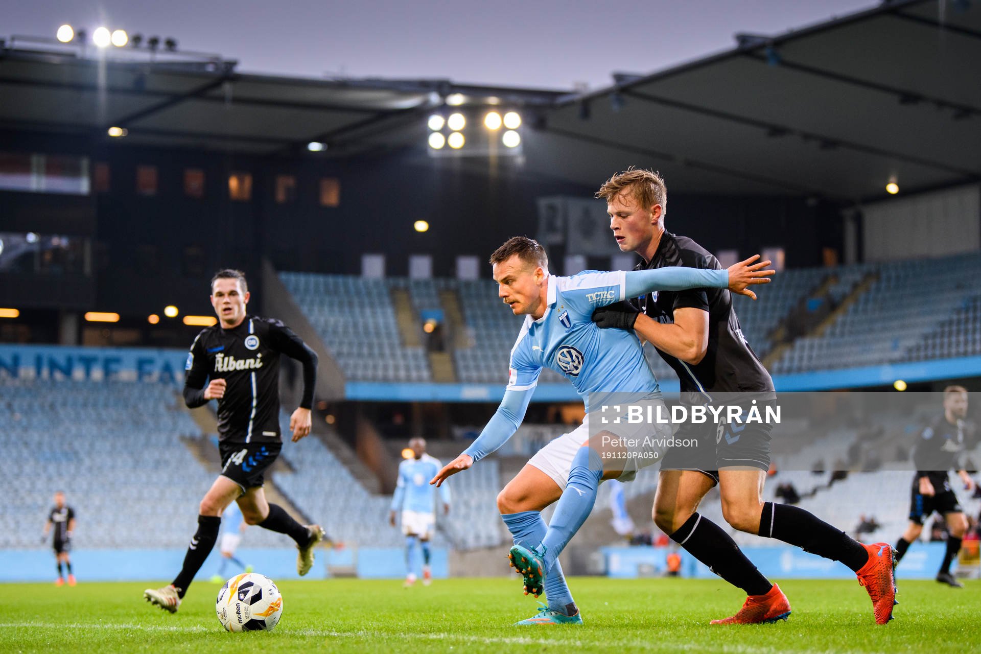 Malmö FFs Eric Larsson och Odenses Jeppe Theis Tverskov under en träningsmatch i fotboll mellan Malmö FF och Odense den 20 november 2019 i Malmö.