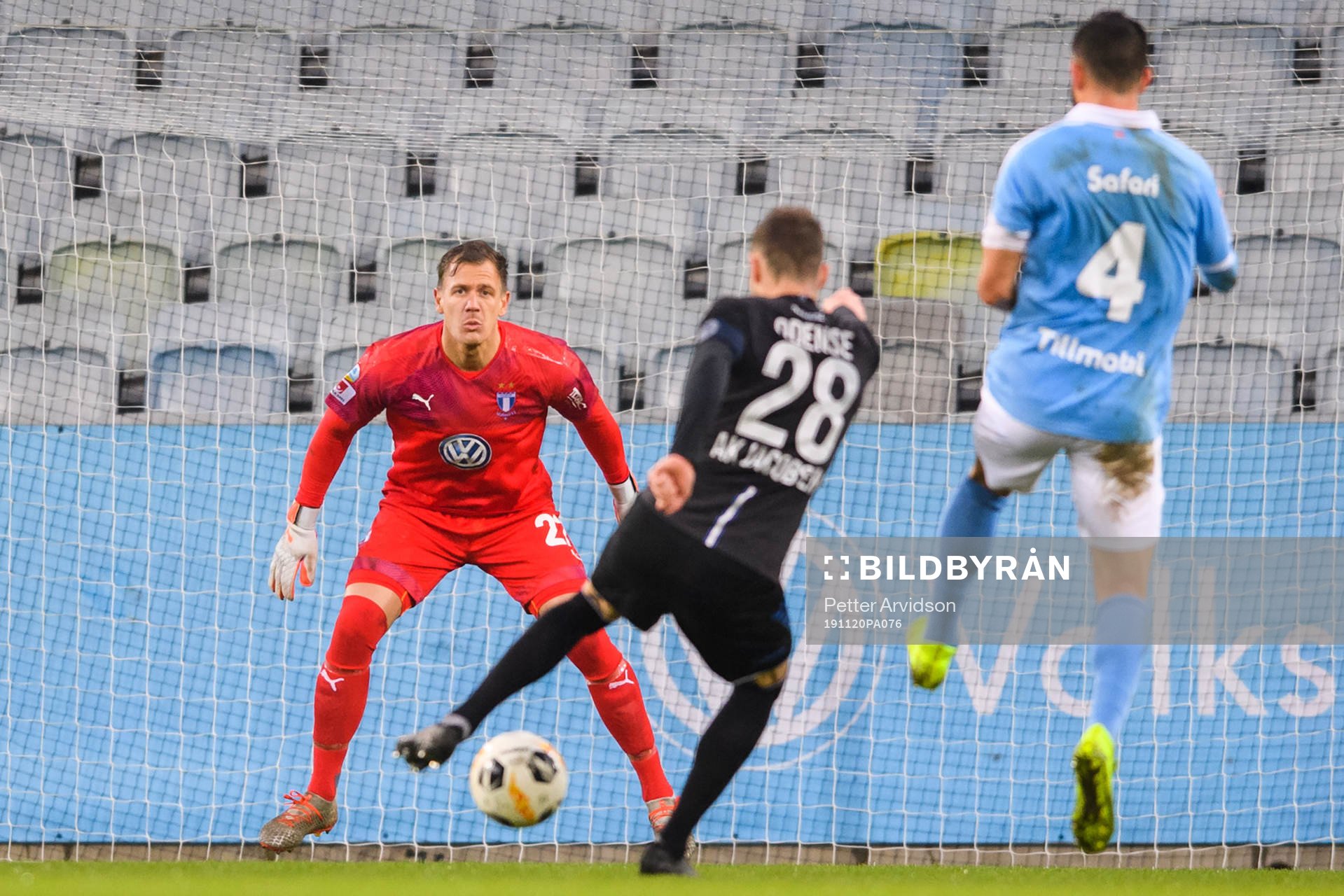 Malmö FFs målvakt Johan Dahlin och Odenses Anders