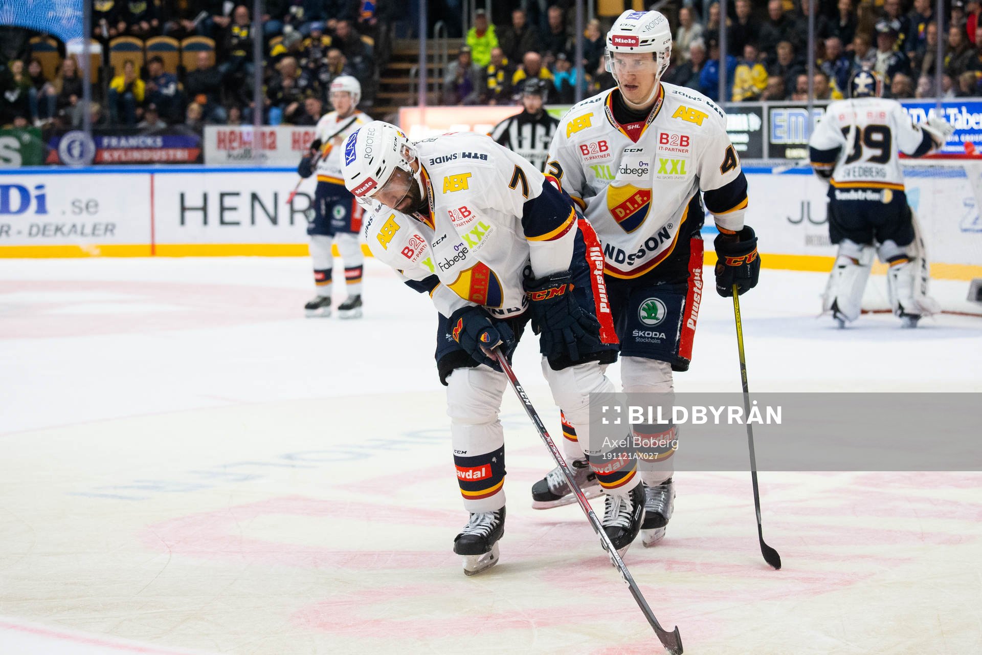 Djurgårdens Jason Garrison går av isen skadad