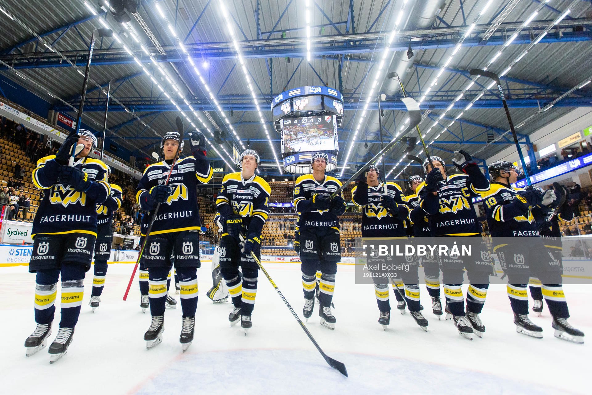 Spelare ur HV71 jublar