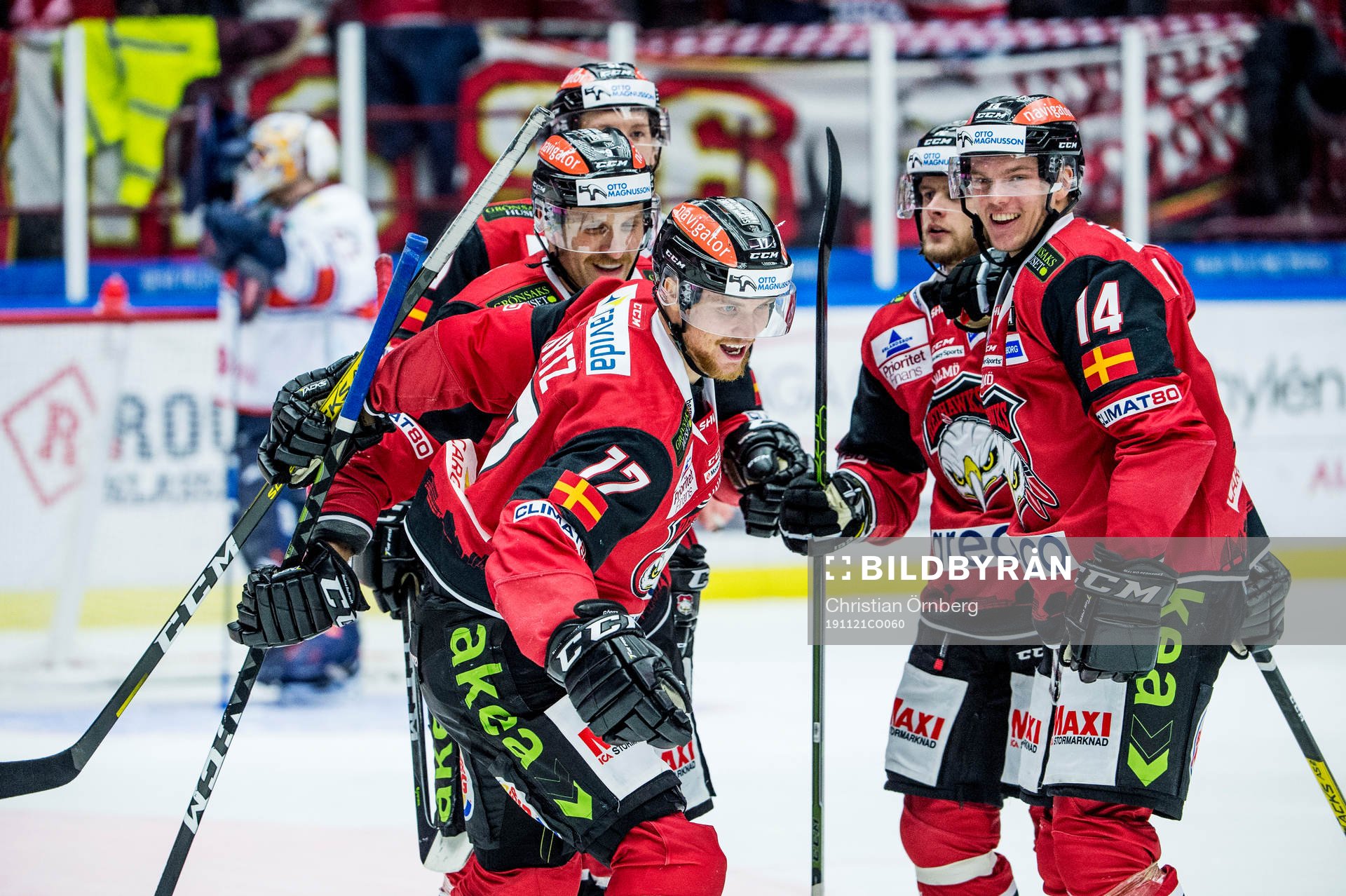 Malmö Redhawks Max Görtz jublar med lagkamraterna