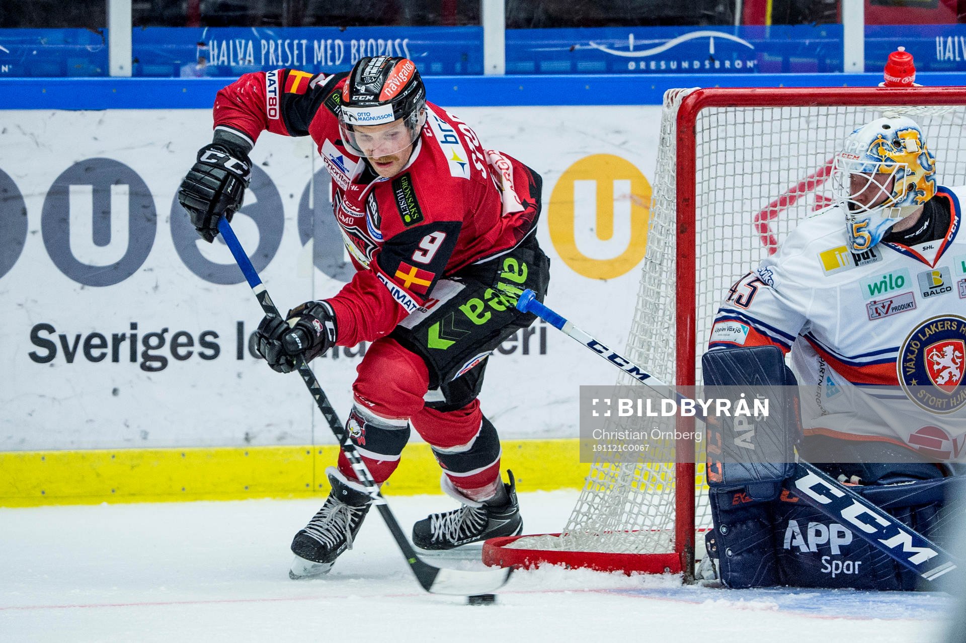 Malmö Redhawks Frederik Storm mot Växjös målvakt Viktor
