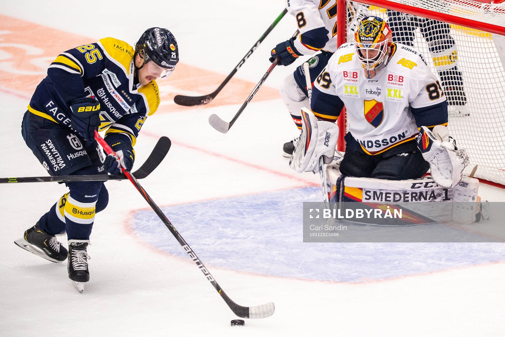 s Axel Holmström mot Djurgårdens målvakt Niklas Svedberg