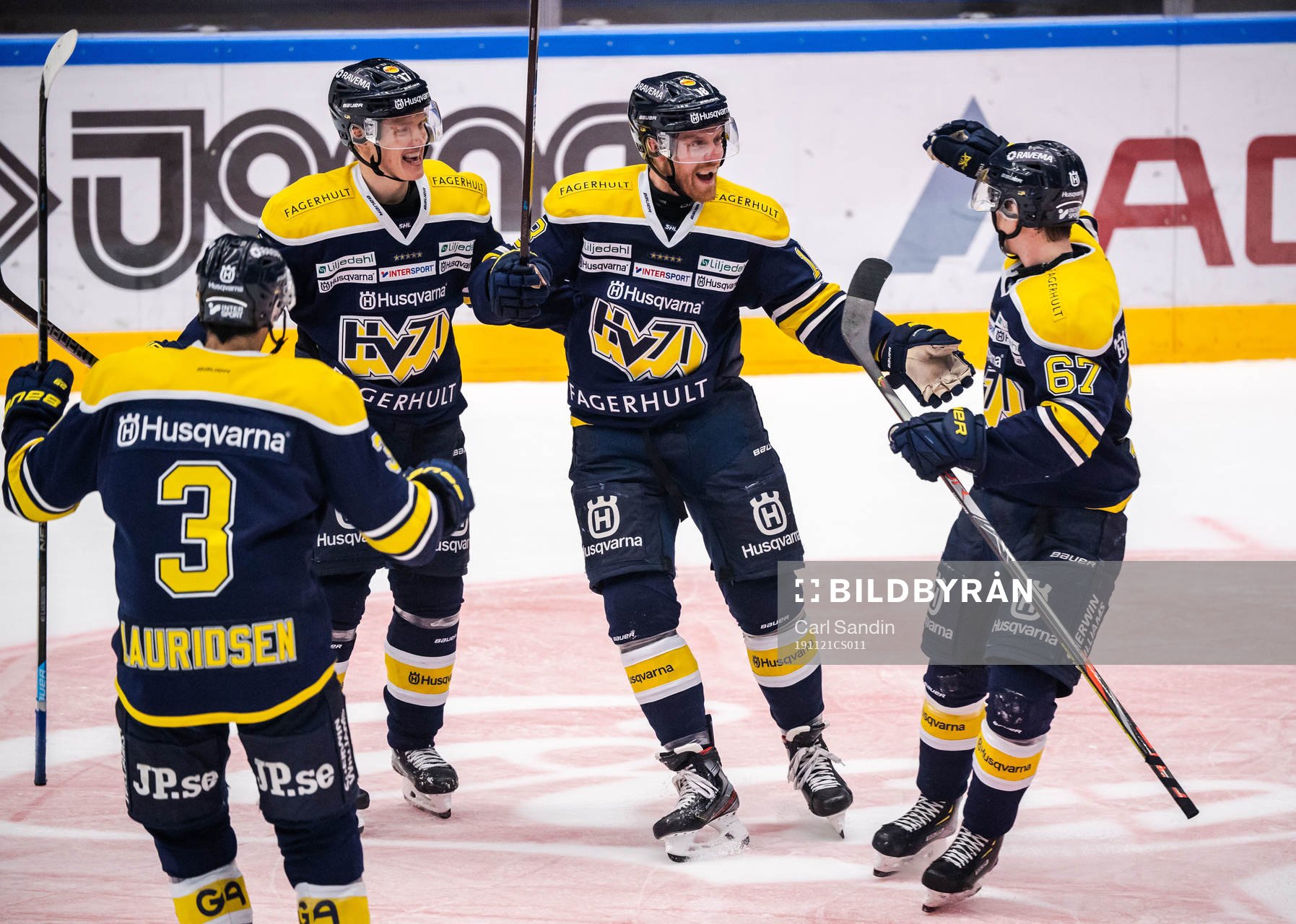 s Joakim Andersson jublar med lagkamrater