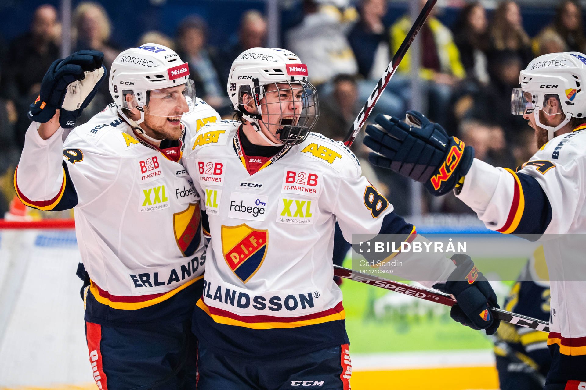 Djurgårdens Alexander Holtz jublar med Anton Hedman