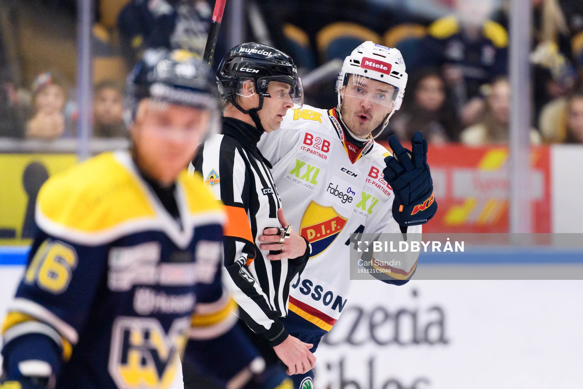 Djurgårdens Marcus Högström pratar med domare Mikael