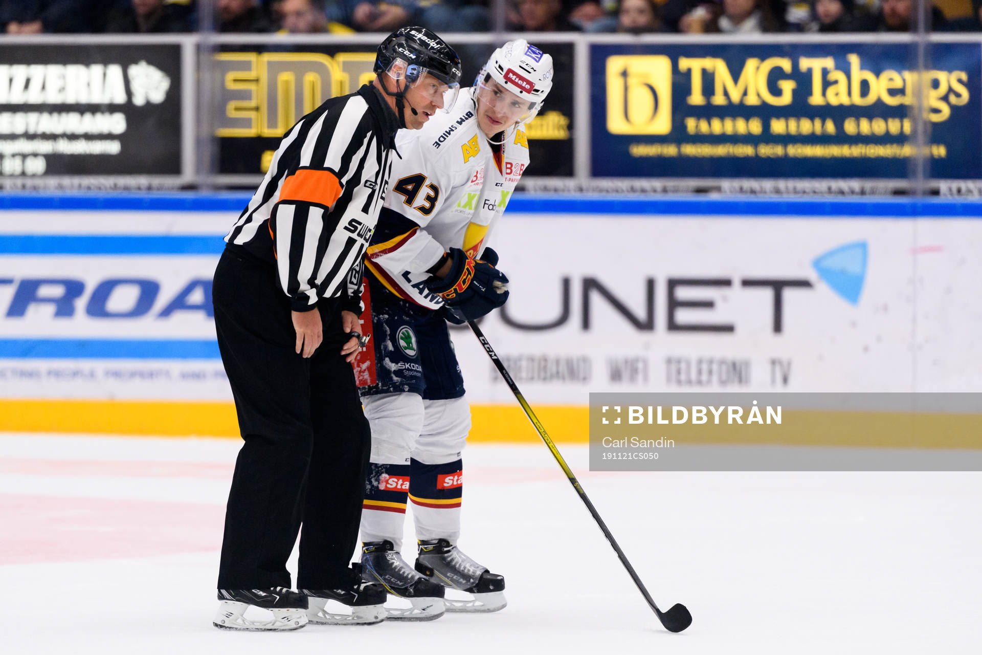 Domare Sören Persson pratar med Djurgårdens Tom Nilsson