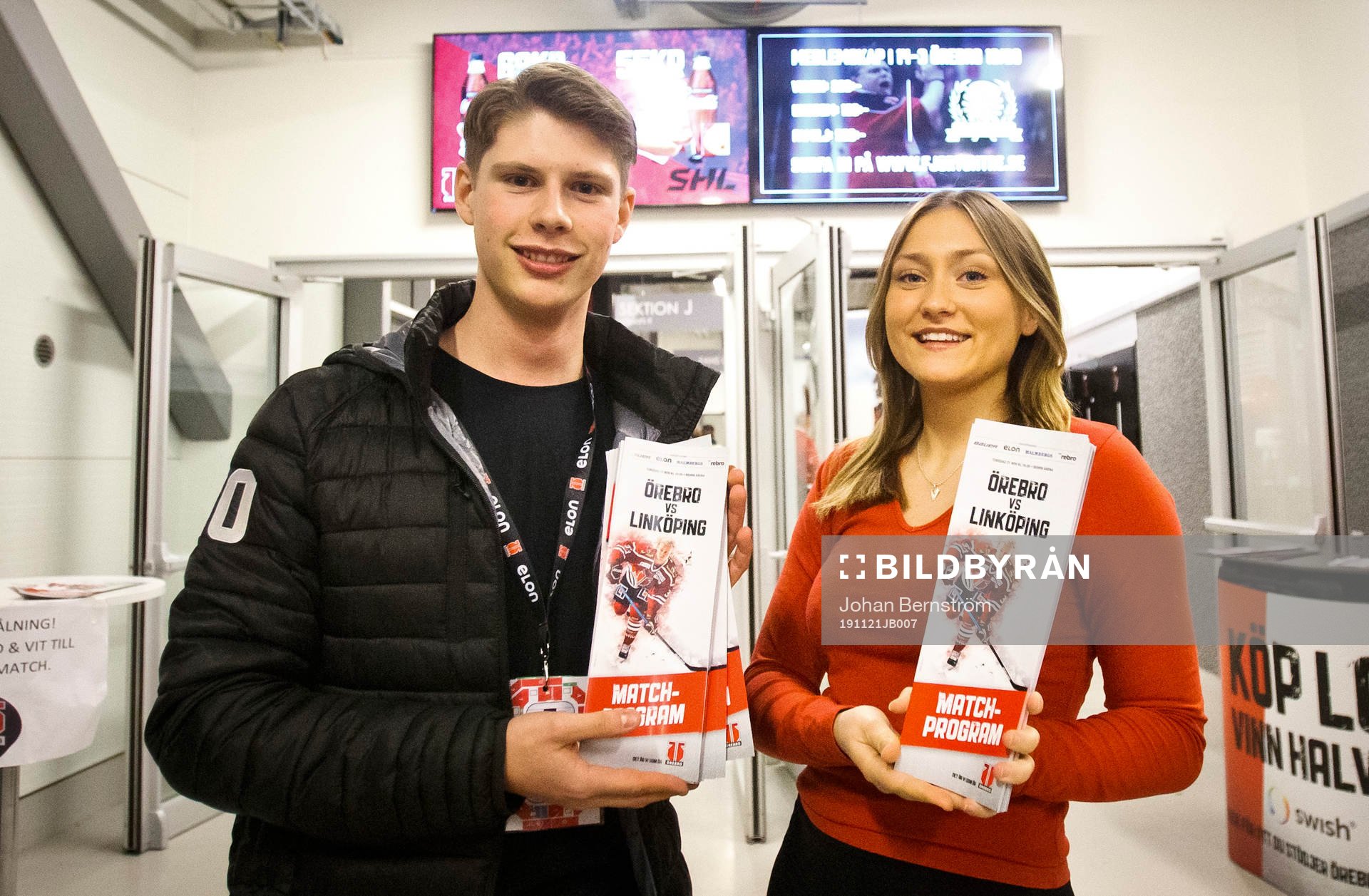 Två funktionärer med matchprogram