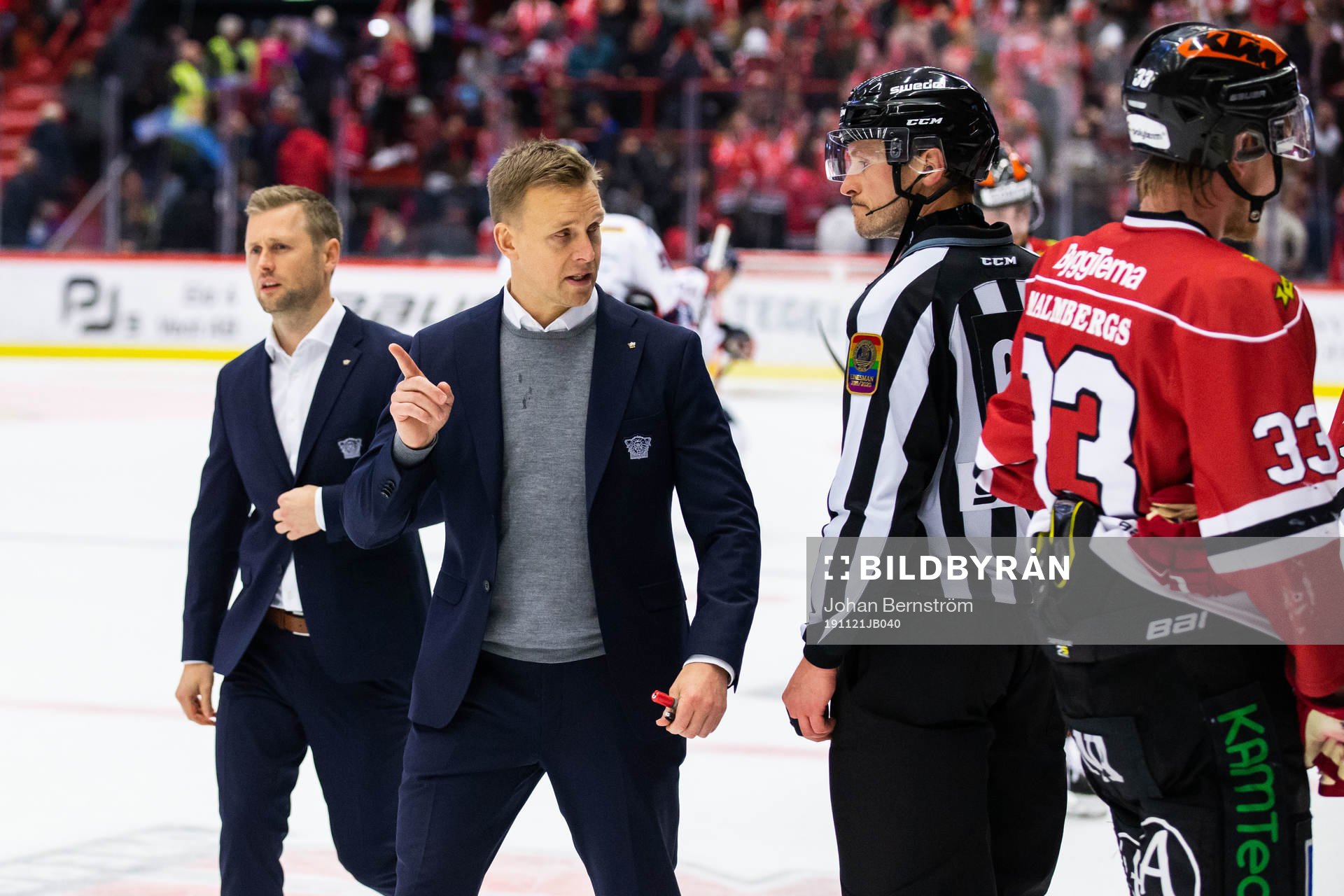 Linköpings tränare Bert Robertsson i samtal med domaren