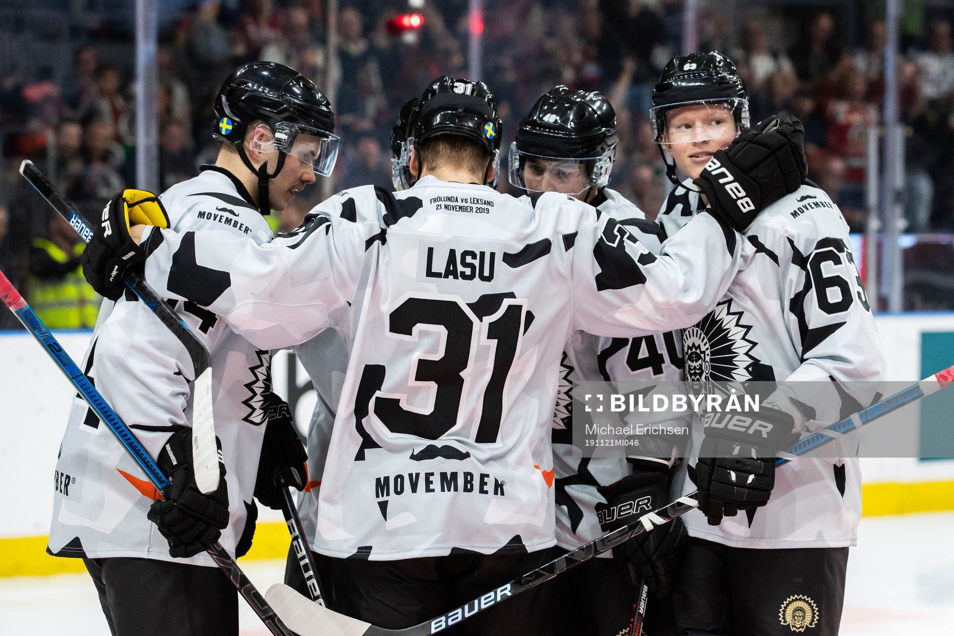 Frölunda Patrik Carlsson jublar med lagkamrater