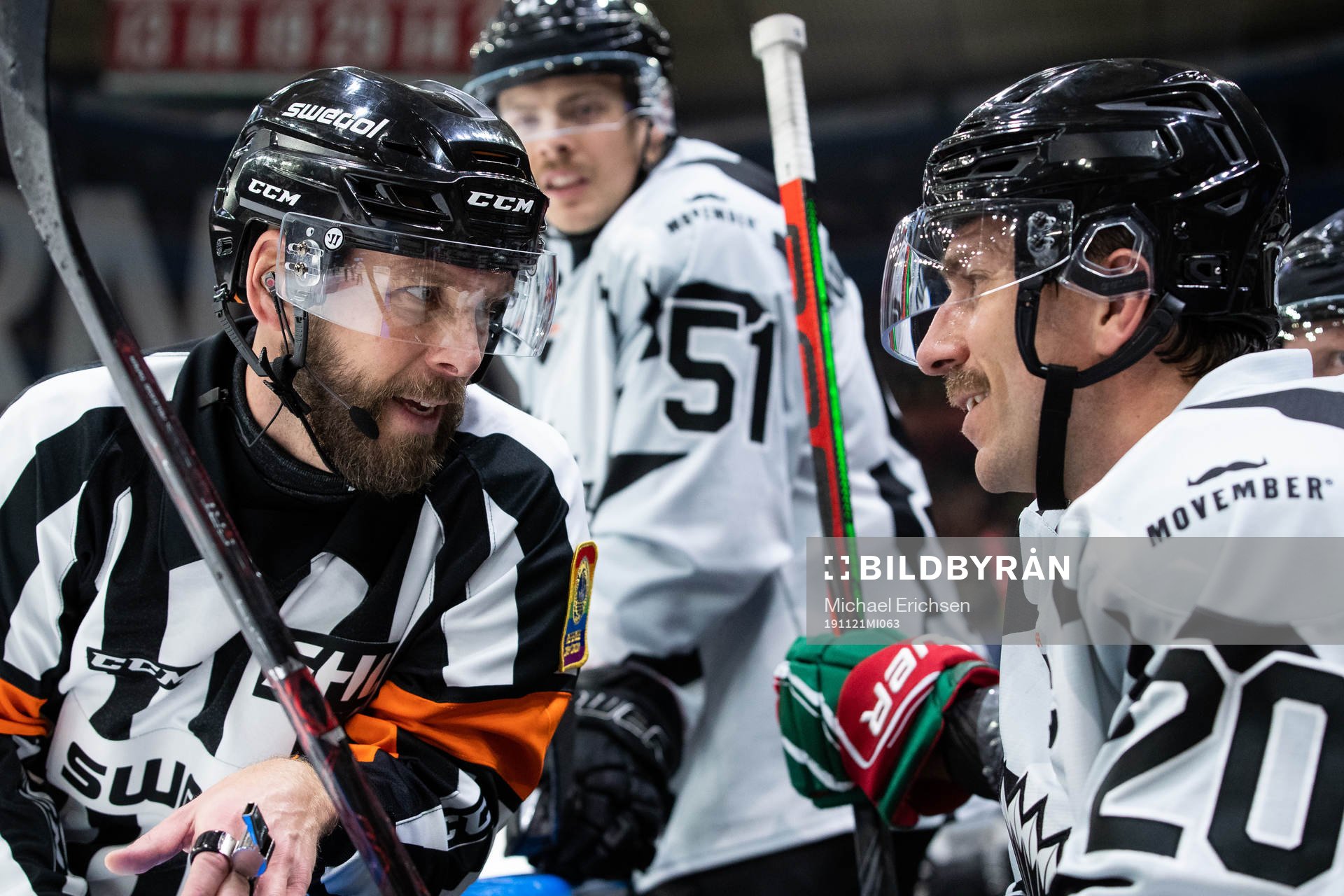 Domare Marcus Linde pratar med Frölundas Joel Lundqvist