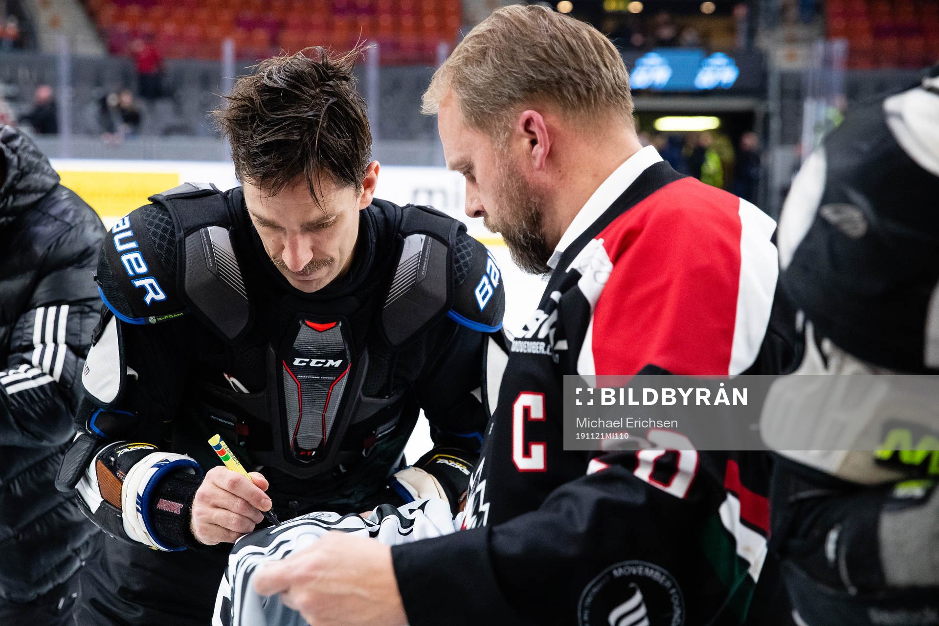 Frölundas Joel Lundqvist signerar sin Movember tröja till