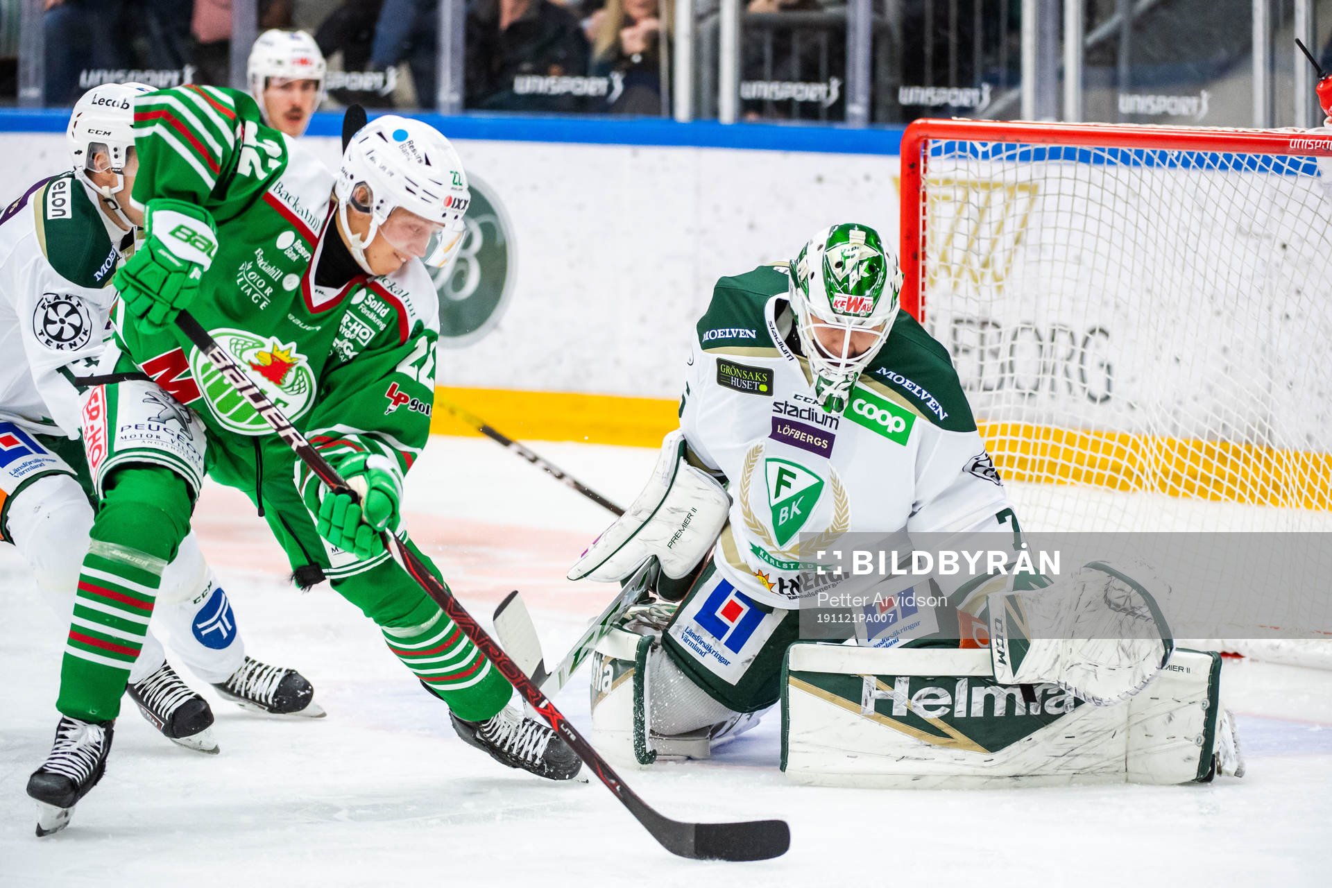Rögles Samuel Jonsson och Färjestad målvakt Arvid Holm