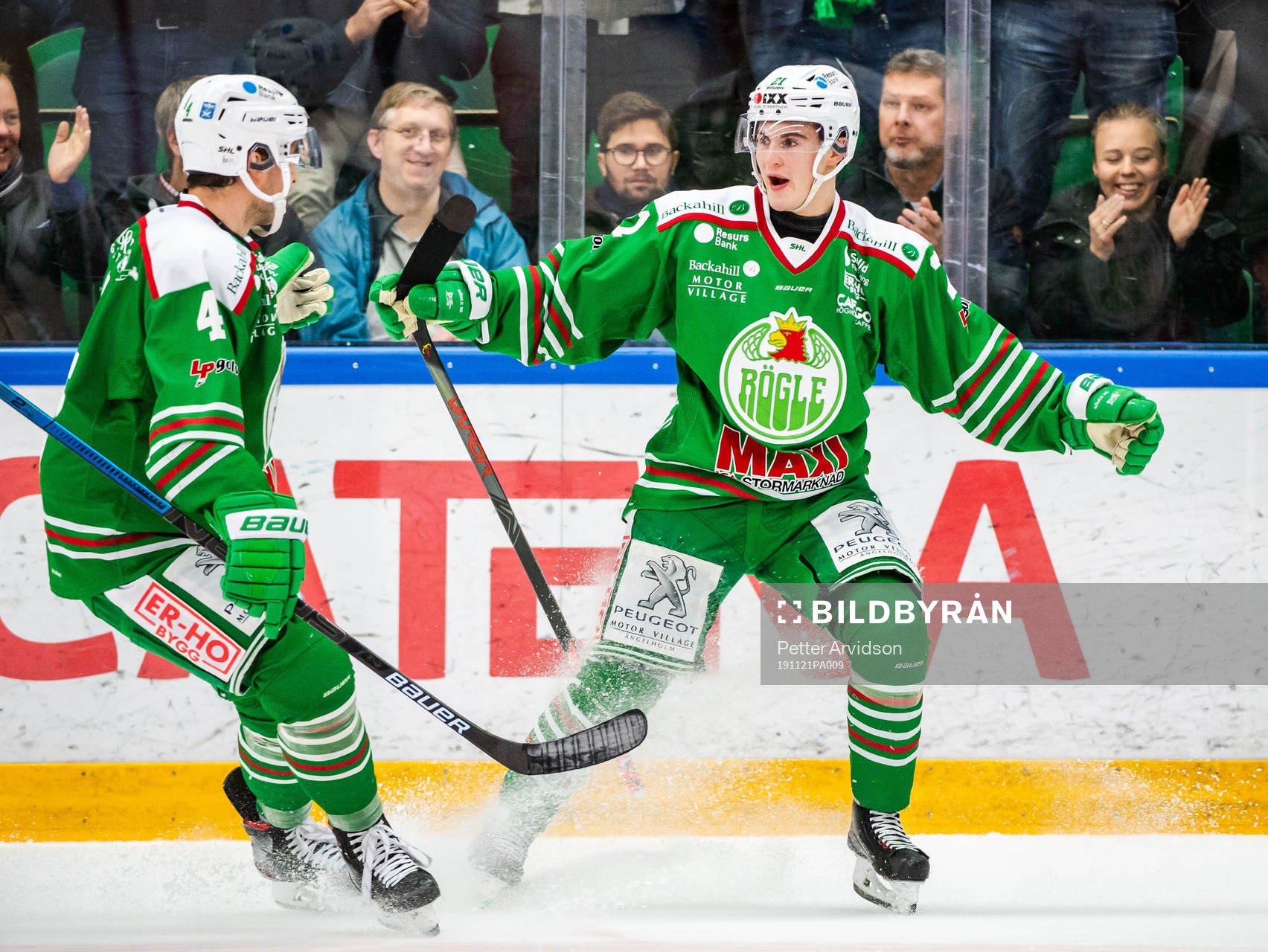 Rögles Nils Höglander jublar med Kodie Curran