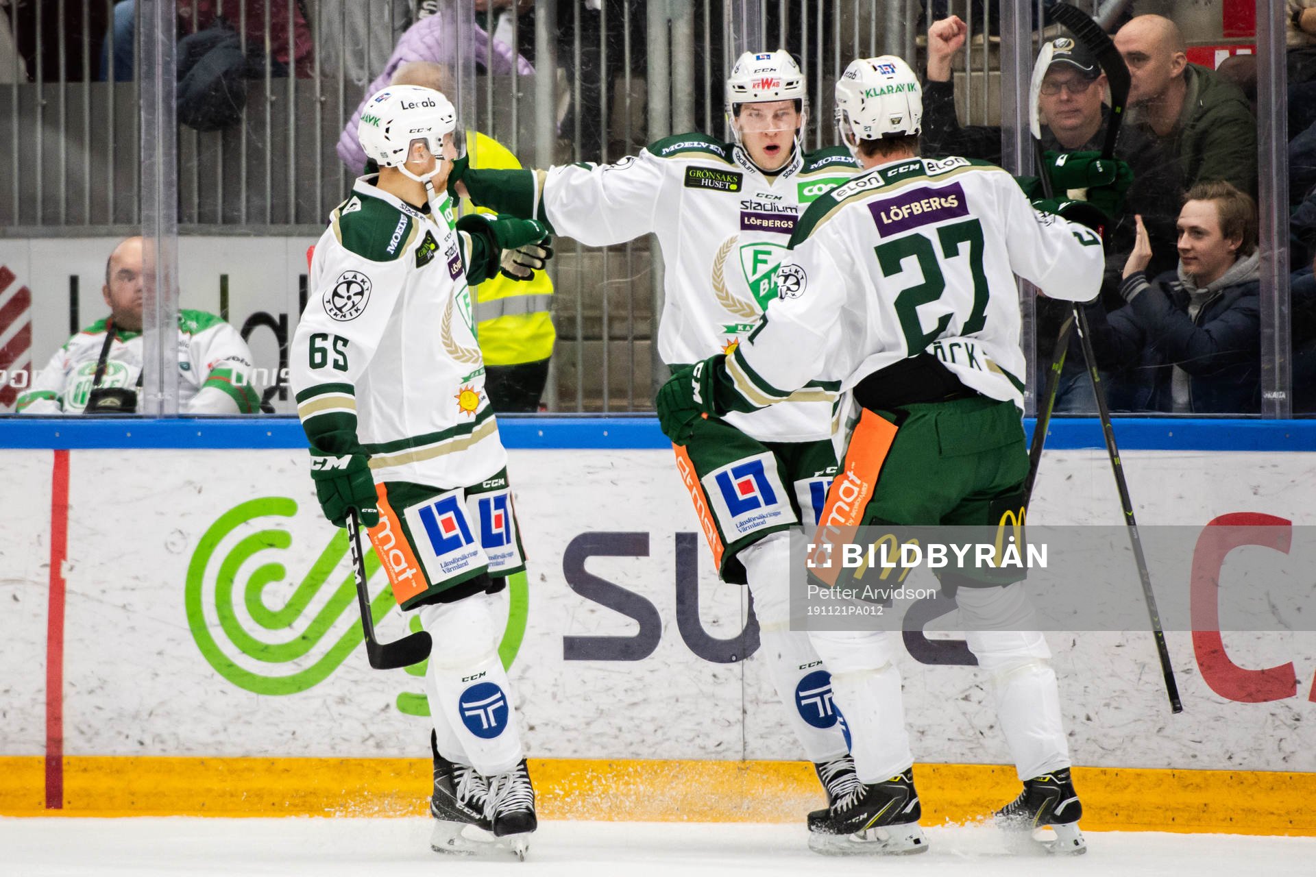 Färjestad Victor Ejdsell jublar med lagkamrater