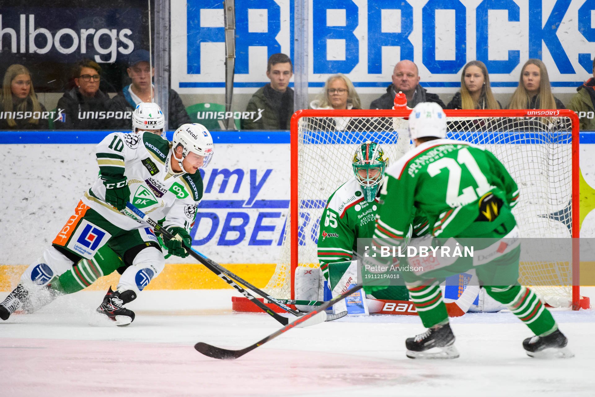 Färjestad Marcus Nilsson gör 0-1 målet bakom Rögles