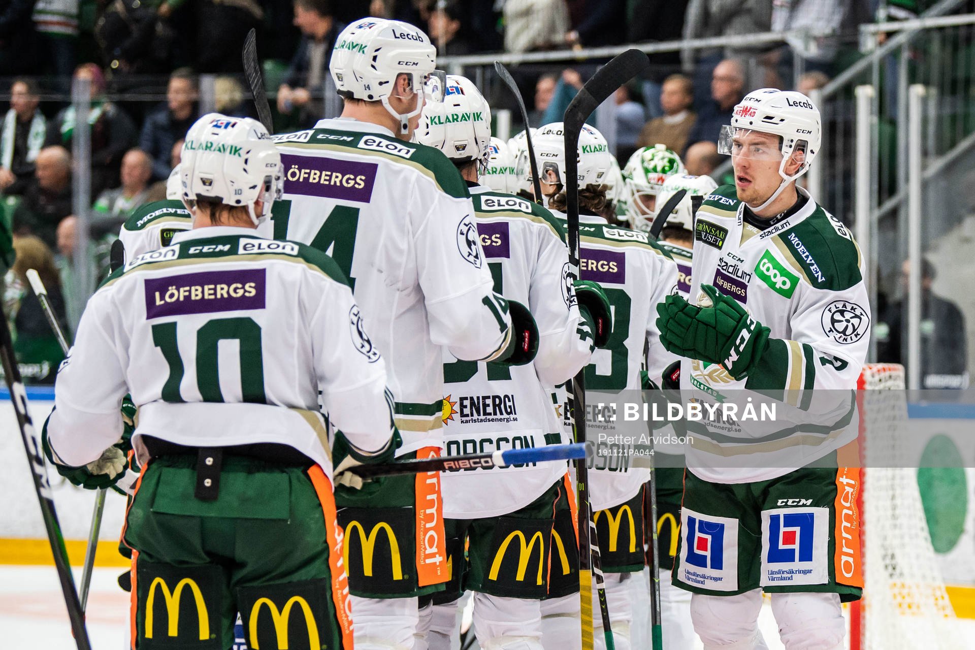 Färjestads Johan Ivarsson jublar med lagkamrater
