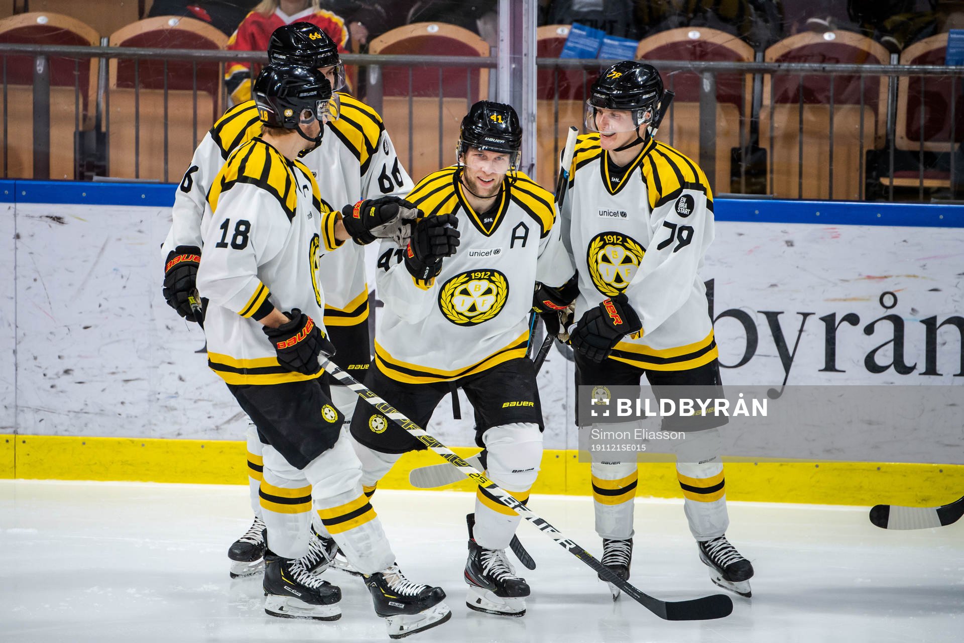 Brynäs Greg Scott jublar med lagkamrater