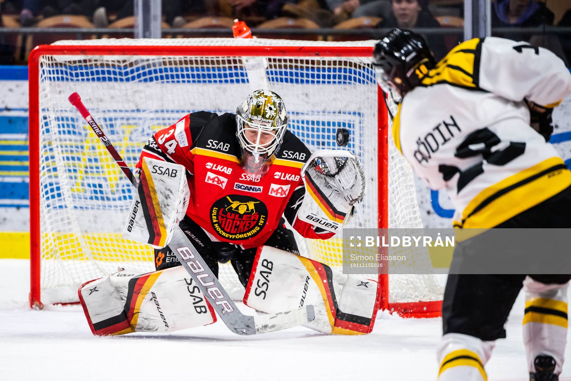 Luleås målvakt Joel Lassinantti med en räddning