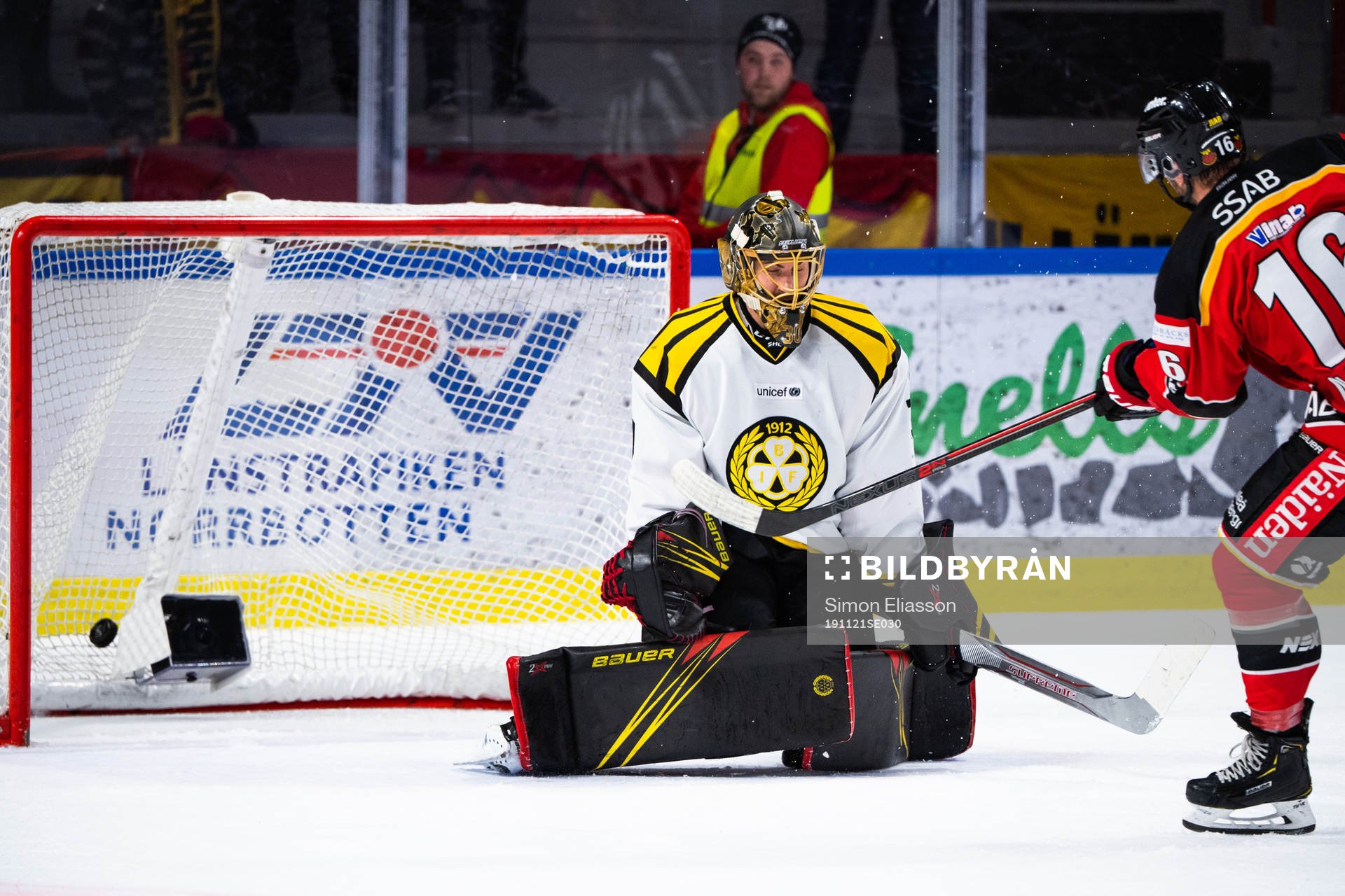 Niklas Olausson sätter avgörande straffen bakom Brynäs