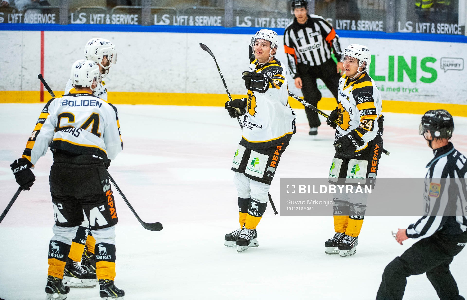 Skellefteås Jonathan Pudas jublar med lagkamrater