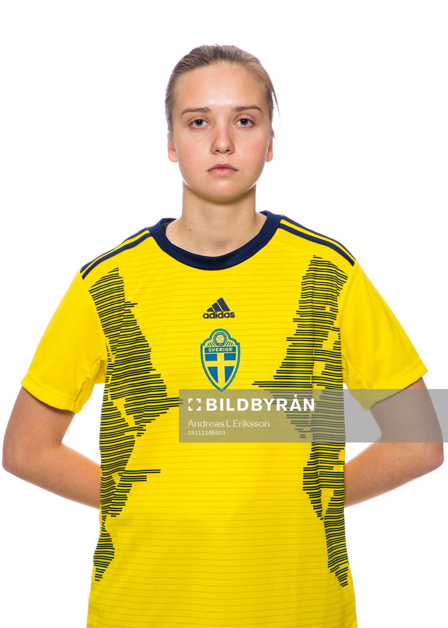 Elvira Olofsson i F16-landslaget poserar för ett porträtt den 22 november 2019 i Stockholm. 