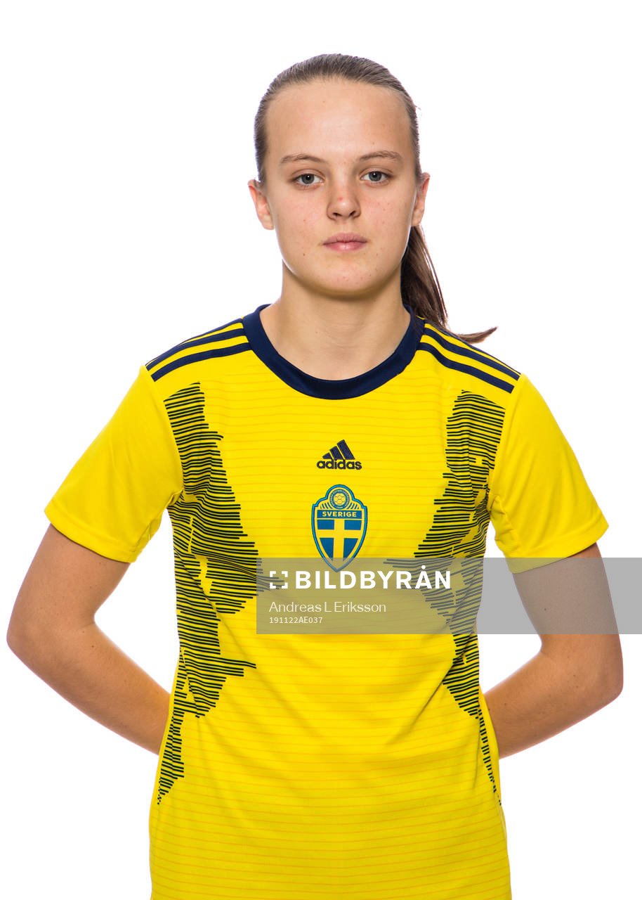 Alma Öberg i F16-landslaget poserar för ett porträtt den 22 november 2019 i Stockholm. 