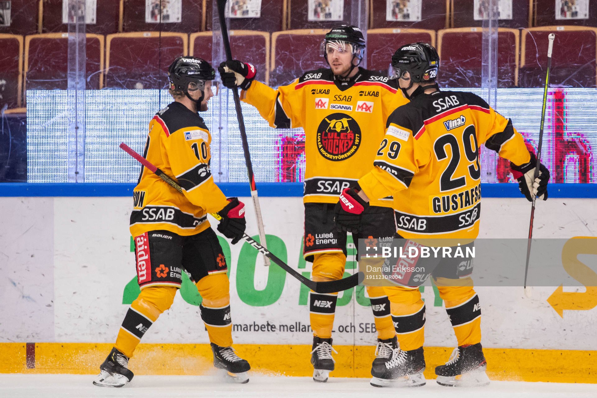 Luleås Robin Kovacs jublar med Einar Emanuelsson och Erik