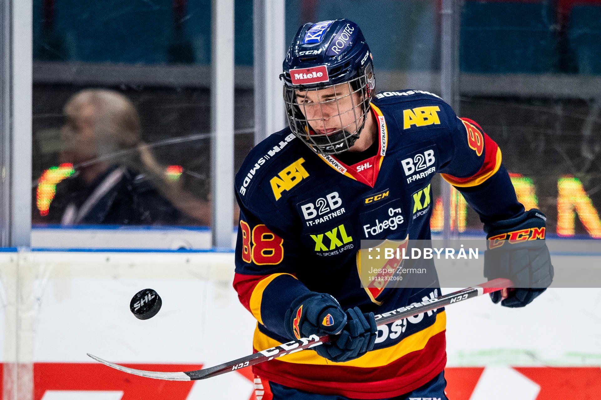 Djurgårdens Alexander Holtz jonglerar med en puck
