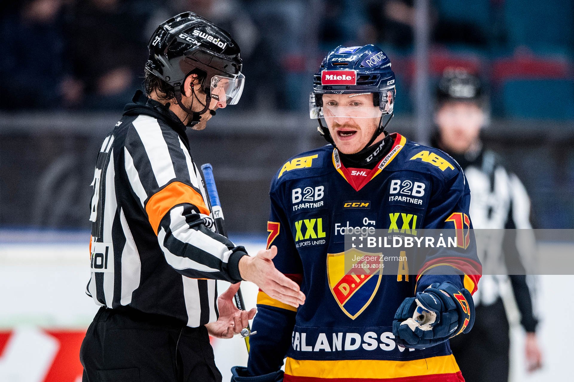 Djurgårdens Henrik Eriksson diskuterar med domaren