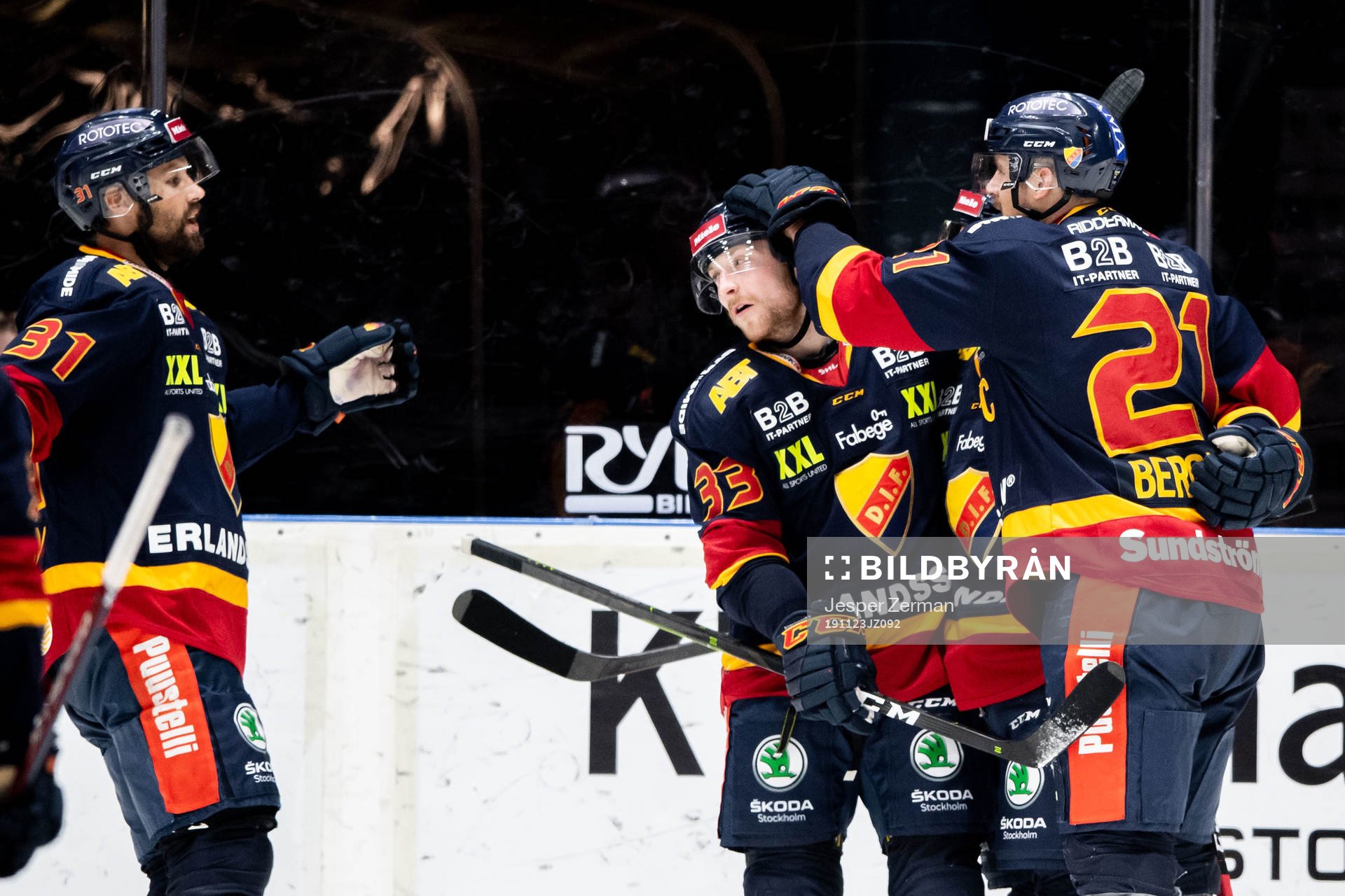 Djurgårdens Niclas Bergfors jublar med Dick Axelsson och