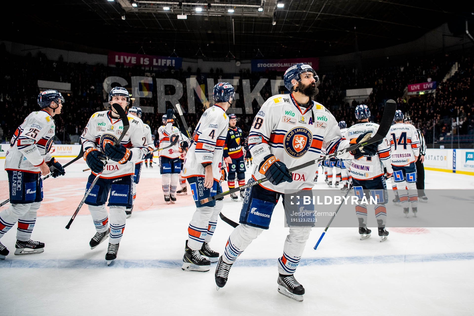 Växjös Daniel Rahimi tackar publiken