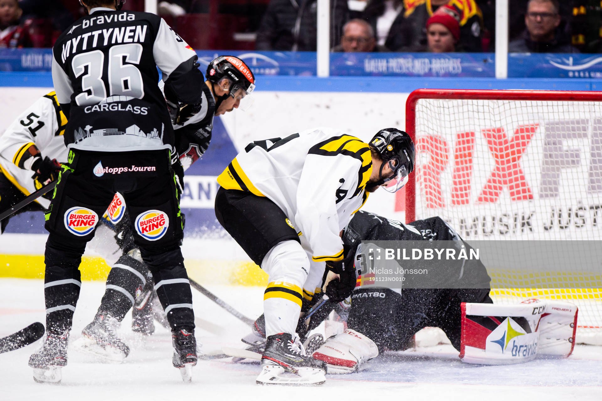 Brynäs Emil Molin och Malmö Redhawks målvakt Lars Volden